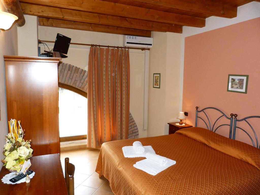 Agriturismo Ai Due Volti Dossobuono Zimmer foto